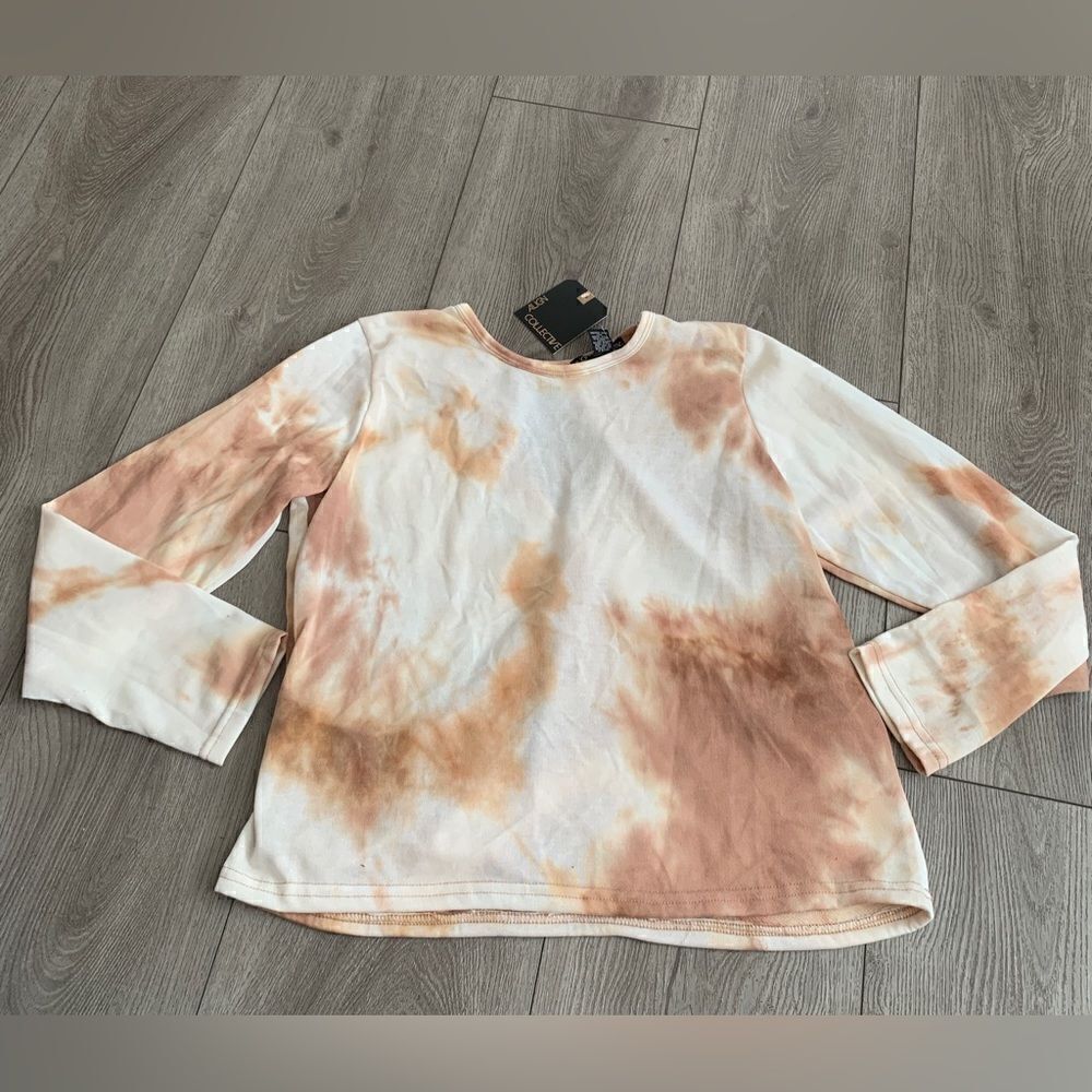 Align collection very beautiful sweater with an opening on the back